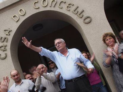 El alcalde de Baralla, Lugo, Manuel González Capón, del PP, saluda a los vecinos tras la celebración del pleno extraordinario para pedir al alcalde su dimisión tras sus polémicas declaraciones sobre las víctimas del franquismo, en las que justificó los fusilamientos de Franco.