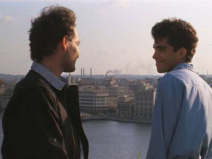 Jorge Perugorria (izquierda) y Vladimir Cruz, en un fotograma de 'Fresa y chocolate', de 1995. En vídeo, tráiler de la película.