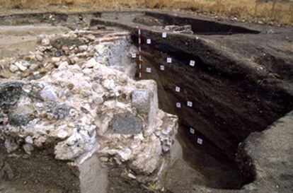 Muralla sur del yacimiento de Catalifa, en los años ochenta.