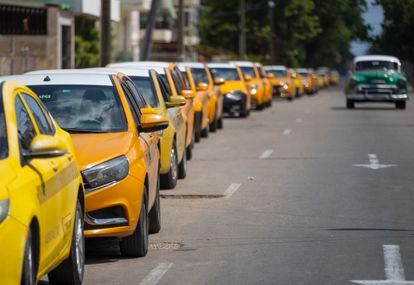 Una larga fila de taxis a la espera de repostar en La Habana (Cuba), en plena Semana Santa.