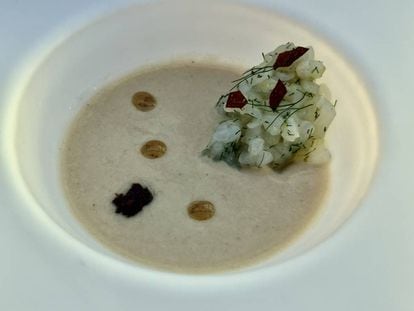 Tartar de calamar con anchoas y cristales de soja. J.C. CAPEL