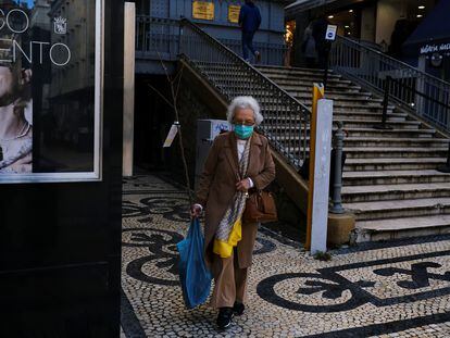 Una mujer camina con mascarilla en el centro de Lisboa, este jueves.