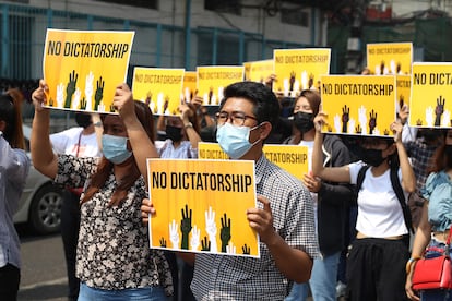 Protesta contra la junta militar golpista, este viernes en Yangón.