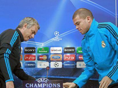 Mourinho y Pepe, ayer en la sala de prensa de Valdebebas que el central no pisaba desde noviembre de 2009.
