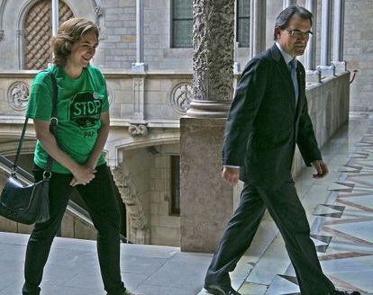 Artur Mas, presidente de la Generalitat, y Ada Colau, portavoz de la PAH.