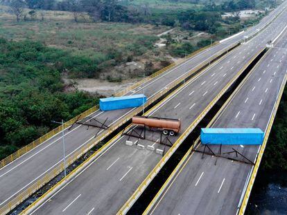Vista aérea del puente tienditas bloqueado por el ejército de Venezuela.