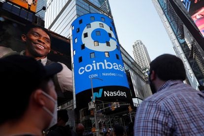 Anuncio de la salida a cotización de Coinbase en la plaza de Times Square en Nueva York, este miércoles.