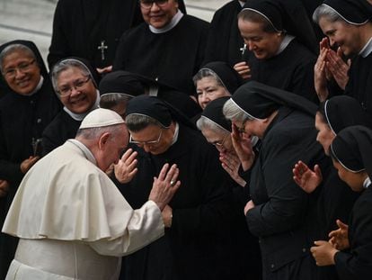 El papa Francisco ora con un grupo de monjas durante la audiencia general semanal, en el salón Pablo VI en el Vaticano.
