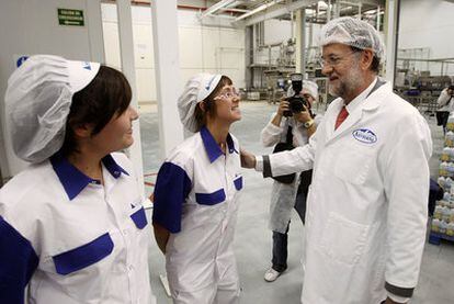 Rajoy visita la fábrica de Central Asturiana en Zarzalejo (Madrid) y se reúne con los representantes del sector.