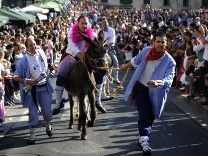 Un momento de la tradicional carrera de burros celebrada en Vitoria, durante el D&iacute;a del Blusa de 2012.
