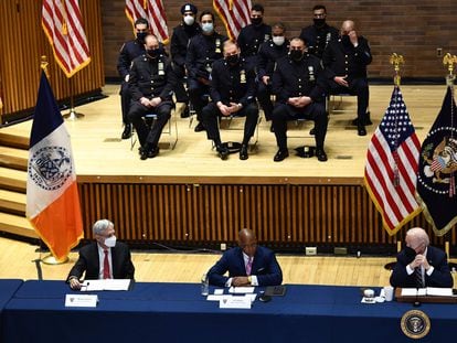 Desde la izquierda, el fiscal general de EE UU, Merrick Garland; el alcalde Eric Adams y el presidente Joe Biden, este jueves en Nueva York.
