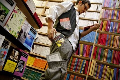 Secci&oacute;n de libros en formato de bolsillo de la librer&iacute;a Antonio Machado, en Madrid. 
