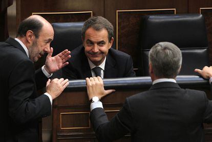 Rubalcaba, Zapatero y Blanco, en el último pleno de la legislatura en el Congreso.