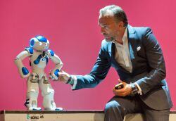 Ángel Bonet con el robot Nao