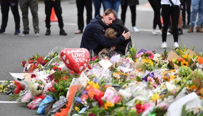 Flores en Christchurch en honor de los 49 muertos en el atentado terrorista en Nueva Zelanda.