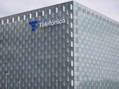 FILE PHOTO: The logo of Spanish Telecom company is displayed atop the company's building in Madrid, Spain, September 6, 2023. REUTERS/Violeta Santos Moura/File Photo