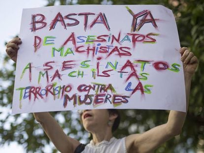 Imagen de una manifestante en una concentraci&oacute;n en los Juzgados de Violencia de G&eacute;nero de Sevilla. 