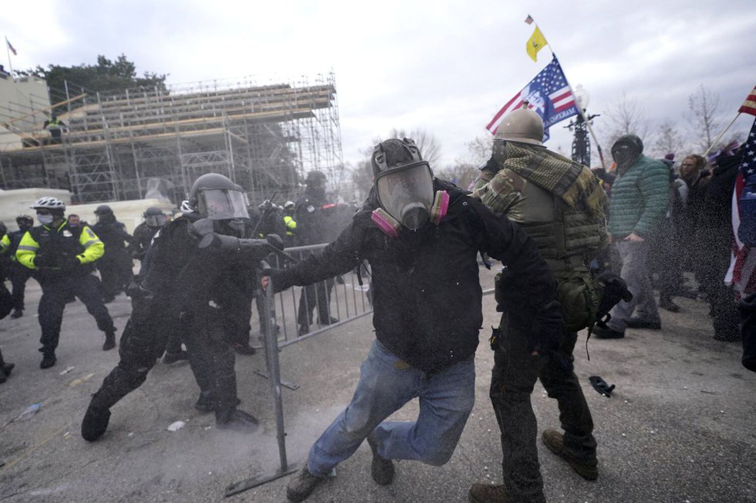 Eenfrentamientos entre las fuerzas de seguridad y los manifestantes, frente al Capitolio. 