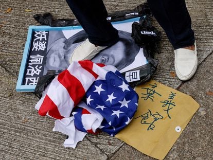 Un manifestante pro-China pisotea un cartel con la foto de Nancy Pelosi y la bandera de Estados Unidos en una protesta ante el consulado estadounidense en Hong Kong, este miércoles.