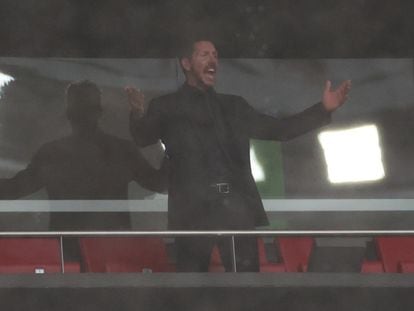 Diego Pablo Simeone gesticula en el palco desde el que siguió el Atlético-Betis (3-0) disputado este domingo en el Wanda Metropolitano. EFE/Kiko Huesca
