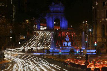 La fuente de Cibeles (delante) y la puerta de Alcal&aacute; (atr&aacute;s) iluminadas de azul, ya anoche.