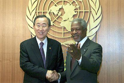 Kofi Annan saluda a Ban Ki-moon, durante su encuentro en la sede de la ONU en Nueva York.