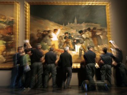 Traslado de &#039;Los fusilamientos del 3 de mayo&#039;, de Francisco de Goya, para una exposici&oacute;n despu&eacute;s de su restauraci&oacute;n en 2008.