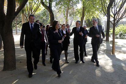 El presidente de la Junta y los consejeros, en los jardines del Palacio de San Telmo, tras celebrar el último Consejo de Gobierno del año.