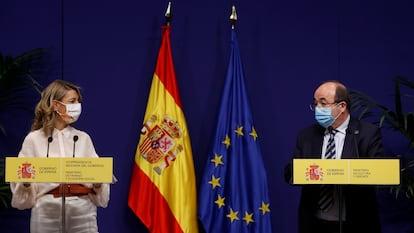 La vicepresidenta segunda del Gobierno y ministra de Trabajo y Economía Social, Yolanda Díaz, y el ministro de Cultura y Deporte, Miquel Iceta, en una rueda de prensa en diciembre de 2021, en la que se compromisieron a adelantar todo el Estatuto del Artista antes del final de la legislatura. 