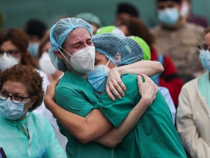 Trabajadoras del hospital Severo Ochoa de Leganés, el pasado 14 de abril, durante el homenaje a un compañero fallecido.