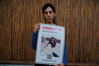 Shirit Yerushalmi sostiene un cartel con la foto de su hija Eden Yerushalmi en su casa de Tel Aviv el martes.