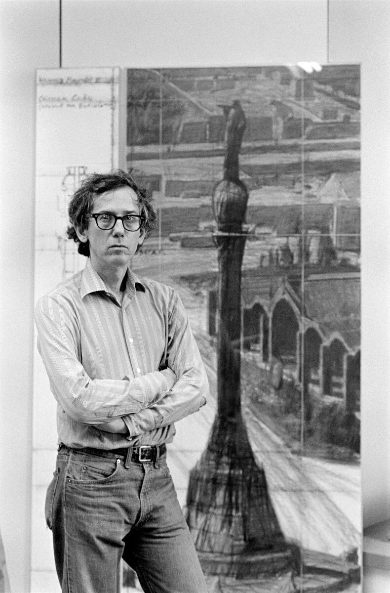 Christo en su estudio de Nueva York delante del proyecto de Colón en 1984.