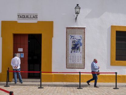 Taquillas de la Real Maestranza de Sevilla y un cartel que anuncia la feria taurina de 2021.