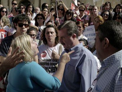 Una trabajadora de Macrosad se encaraba ayer con un concejal del PP durante la protesta.