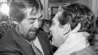 El exministro Juan Alberto Belloch abraza al diputado de IU, Diego López Garrido, el día que se aprobó el Código Penal de 1995.