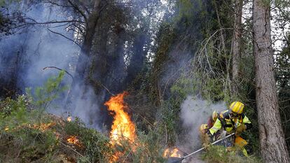 Un bombero trabaja para el extinción del incendio forestal en la localidad valenciana de Ador, este sábado.