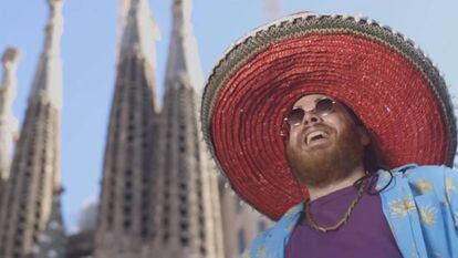 El còmic Llimoo amb barret mexicà. En segon pla, la Sagrada Família.