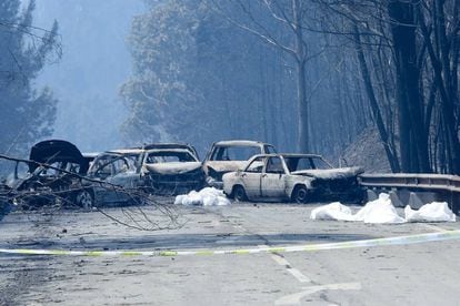 Coches calcinados en la N236 tras el incendio del centro de Portugal.