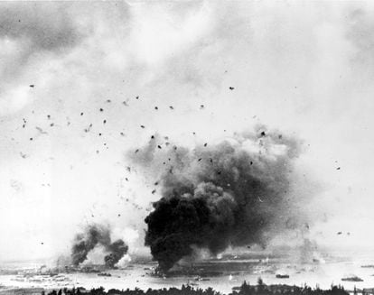 Ell humo creciente del acorazado USS Arizona durante la incursión japonesa en Pearl Harbor (Hawái), el 7 de dicembre de 1941.