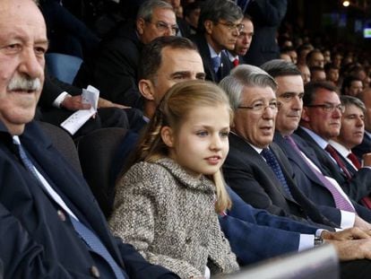 La princesa Leonor, este mi&eacute;rcoles en el Vicente Calder&oacute;n junto a Felipe VI, el seleccionador nacional Vicente del Bosque y el presidente del Atl&eacute;tico de Madrid, Enrique Cerezo. 