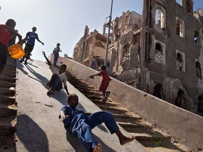 Ni&ntilde;os jugando entre ruinas en Mogadiscio. 