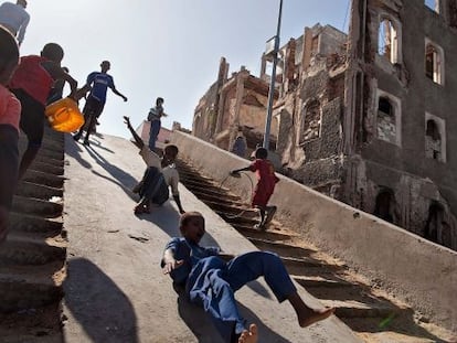 Ni&ntilde;os jugando entre ruinas en Mogadiscio. 