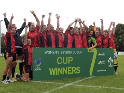 El equipo femenino español de Rugby 7 celebra su clasificación para Río'2016 en Dublín.