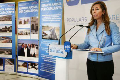 Alicia Sánchez-Camacho, presidenta del PPC, presenta este martes el nuevo lema de su partido para las elecciones municipales: "España apuesta por Cataluña. España no nos roba".