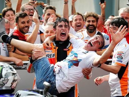 Marc Márquez celebra junto a su hermano Alex Márquez, campeón de Moto2.