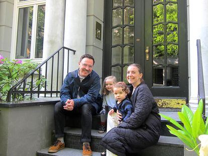 Victoria Campetella junto a su familia en su casa en el barrio Winterhude, Hamburgo.