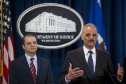 Eric Holder, fiscal general de Estados Unidos (dcha) junto al fiscal general del distrito Sur de Nueva York, Preet Bharara, en la rueda de prensa en la que han anunciado el acuerdo con Toyota y la multa.