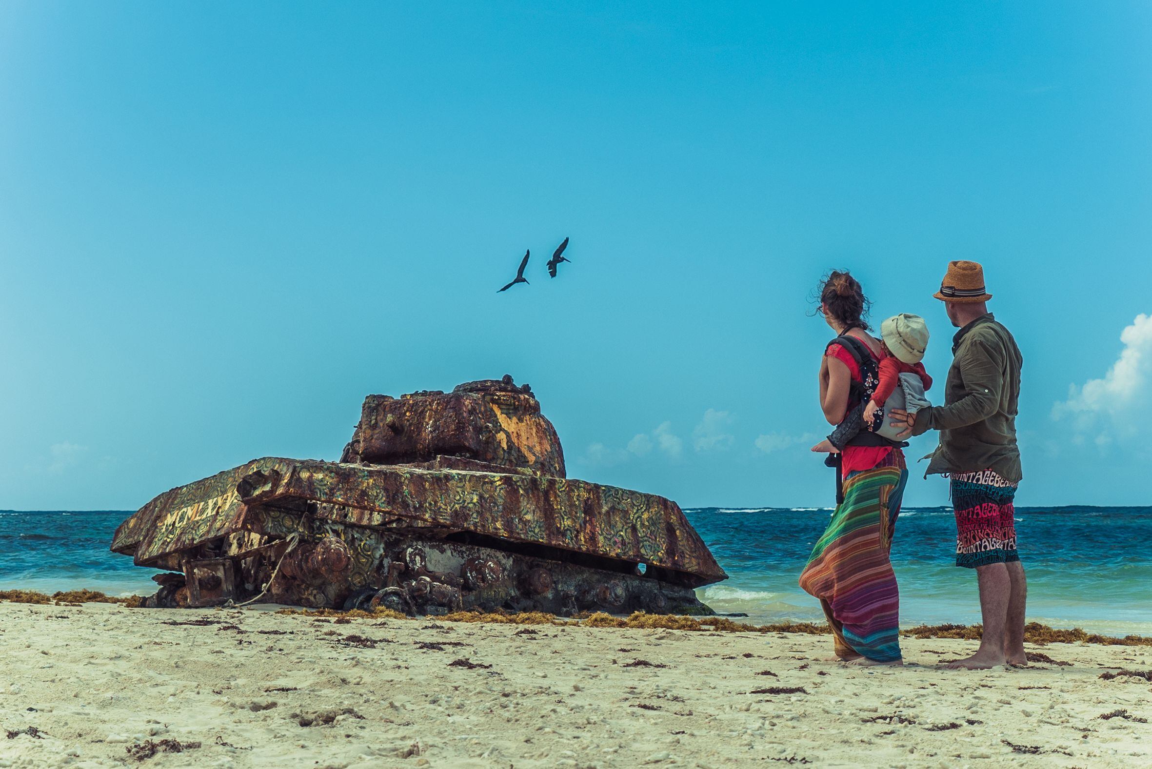 Rubén Señor y Lucía Sánchez, nómadas digitales, exploran Isla Culebra, en Puerto Rico, junto a su hijo Koke.