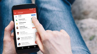 Un usuario consulta su gmail en una imagen de la compañia.