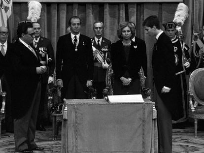El entonces Príncipe de Asturias, Felipe de Borbón, jura la Constitución al cumplir la mayoría de edad el 30 de enero de 1986 en el Congreso de los Diputados.